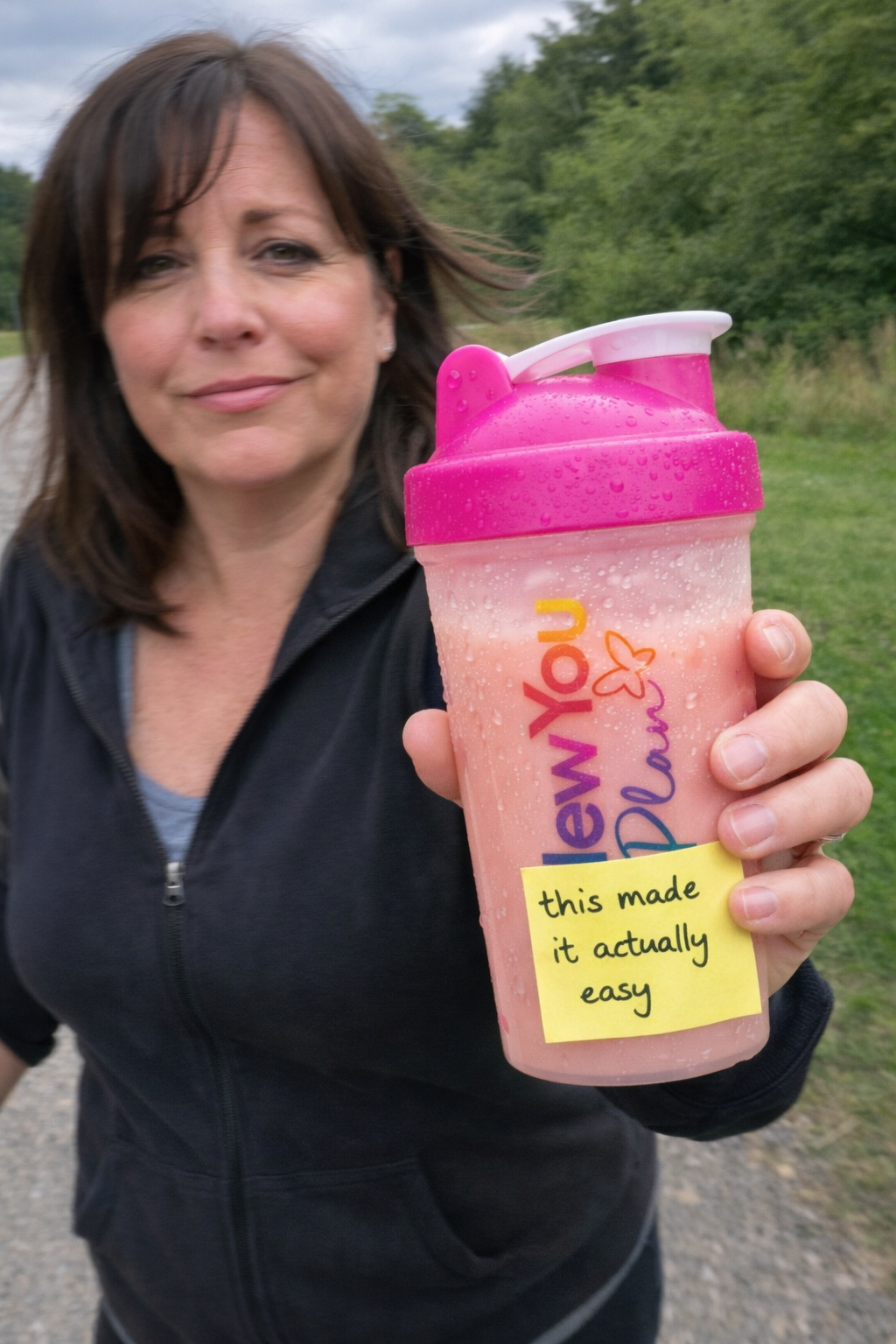 Customer with shaker and 'this made it actually easy' note